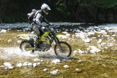 come-attraversare-un-guado-con-una-moto-da-fuoristrada_17db758cd09aecbf3513c104d6304cc3